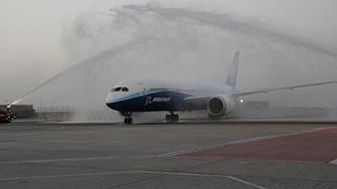 وصول الطائرة العملاقة بوينغ دريمرلاينر 787 إلى العاصمة أبوظبي 